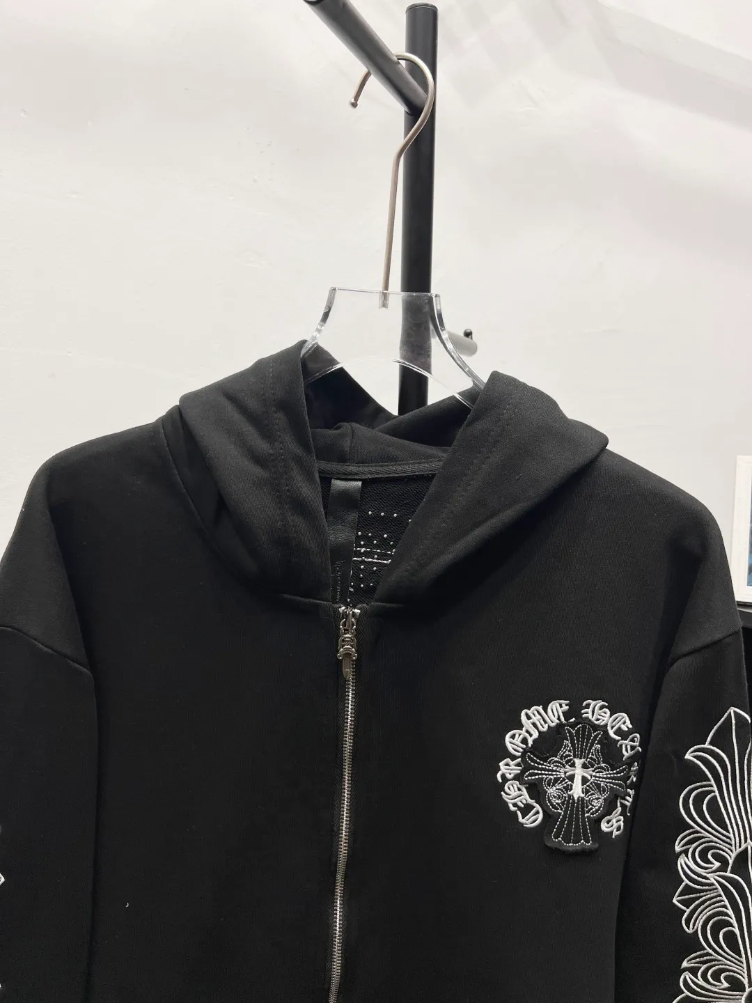 P320 Luxury 𝐂𝐡𝐫𝐨𝐦𝐞 𝐇𝐞𝐚𝐫𝐭𝐬/Cro Xin 2025 Pearl Cross Fully Embroidered New Original Counter High Street Style Jacket Top Version! Customized 420g heavyweight pure cotton fabric! High street style pearl cross all over embroidery + complex pattern embroidery on the sleeves + all embroidery is covered with rubber! Top products from the counter. The upper body is comfortable and textured. It has a low-key luxury feel. The outfit shows high-end taste. The large-cut tailoring is neat and elegant. The sophistication of the upper body is directly impressive👍High-end materials. High-quality cotton materials are selected✂️Outstanding quality. Special processing technology makes the body shape crisp and skin-friendly! No matter your figure, your upper body can instantly become a fashion icon, full of luxury. Accessories: Original molded leather collar label, authentic original hangtag + matching sling + 3D hanging beads + original packaging bag. Craftsmanship: The original version has consistent wiring! Detailed alignment process, highest degree of restoration! Multiple pattern making and debugging, 100% replica of the authentic quality! The correct version is the same for men and women. It is eye-catching, looks great and has full aura! Size: S M L Color: White Black